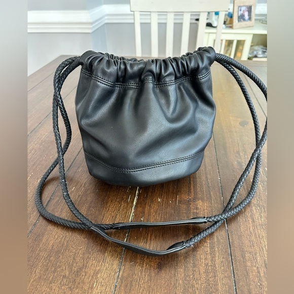 Urban outfitters vegan bucket bag - Picture 8 of 11
